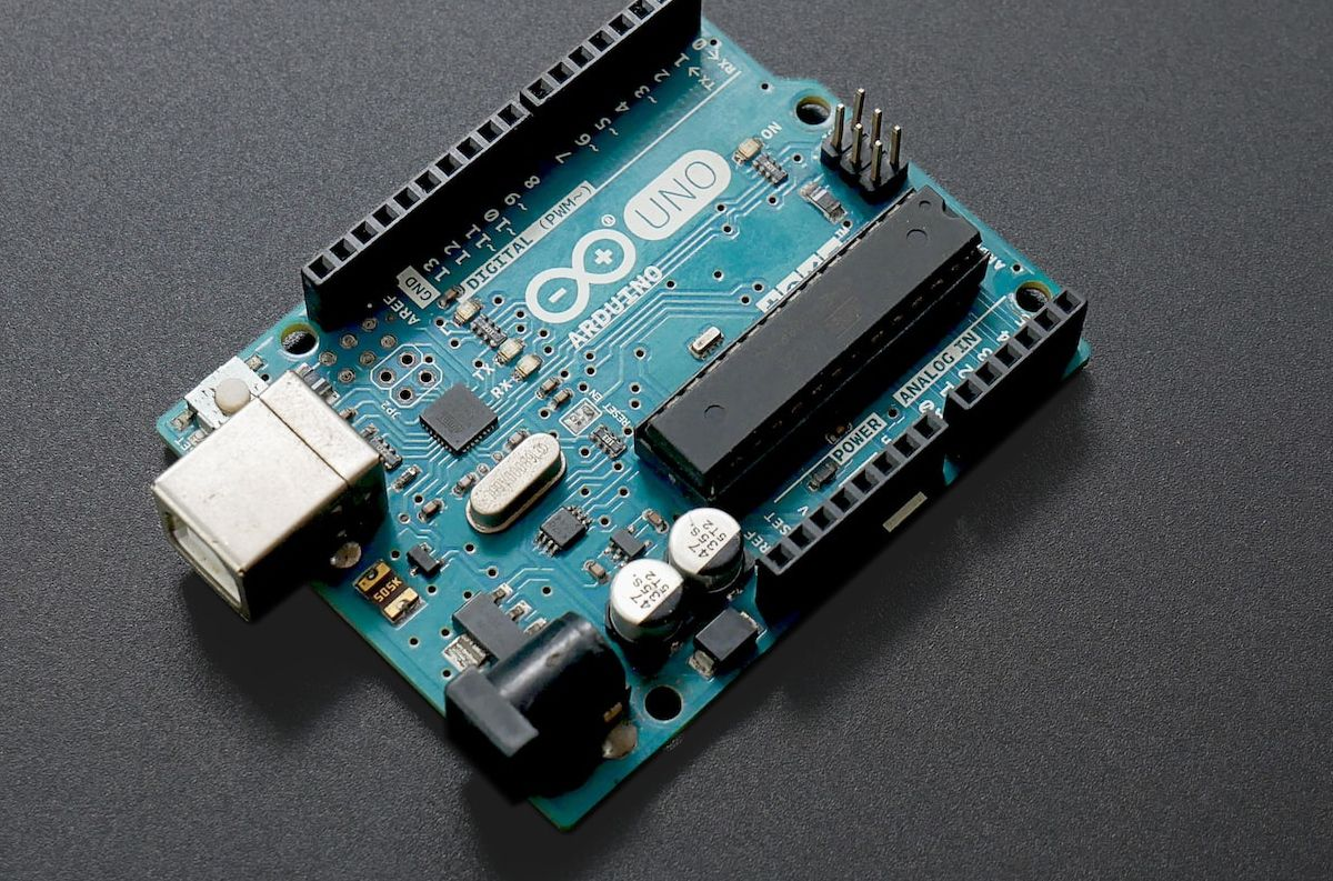 Foto de uma placa de desenvolvimento Arduino UNO